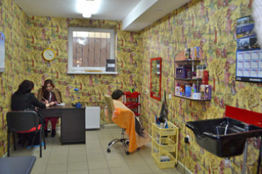 Парикмахерская на Минской, 5 переехала на цокольный этаж здания