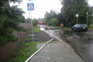 Жители Колодищ показали, как дождевая вода с автодороги затапливает жилую улицу
