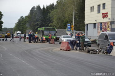Фоторепортаж: как проходит ремонт центральной дороги в Колодищах