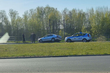 В Колодищах легковой автомобиль пробил ограждение на круговом перекрестке