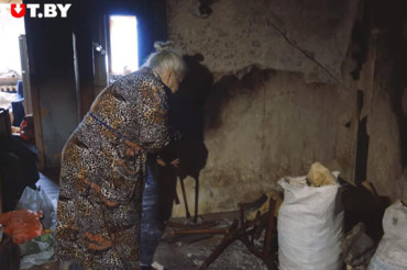 Вышел видеосюжет о бабушке, которая живет в сгоревшей квартире в Городище