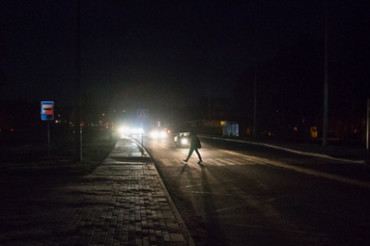 Второй год фонари по центральной дороге Колодищ не включают из-за задержек с оформлением документов
