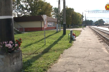 Два парня погибли от удара током, перелезая поезд в Минском районе