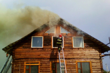 От удара молнии загорелся строящийся дом в Колодищах