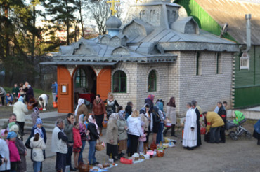 Накануне Пасхи жители поселка Колодищи освятили куличи и Пасхальные яйца в местных церквях