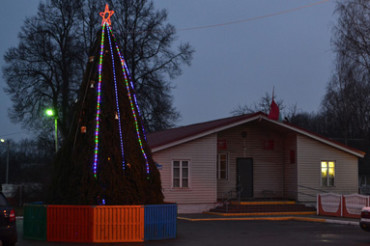 Новогоднюю елку установили и нарядили в центре поселка Колодищи. Вспомним какими были елки с 2012 года - фотоистория