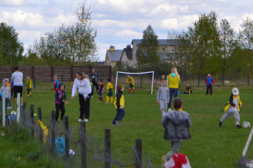 Спортивный праздник для детей и их родителей прошел 9 мая на футбольном поле в Колодищах