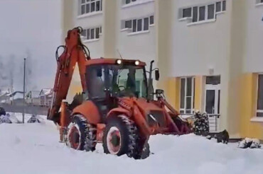 В Колодищах житель на личном тракторе расчистил от снега всю улицу и территорию школы 