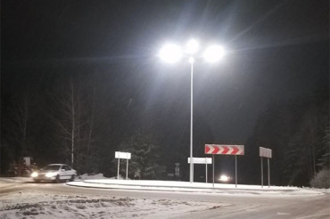 Фотофакт: на круговом перекрестке при въезде на Полигон включили освещение 