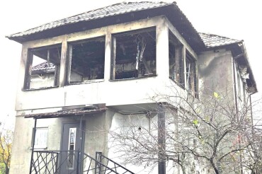 Семье, чей дом пострадал от пожара, нужна помощь