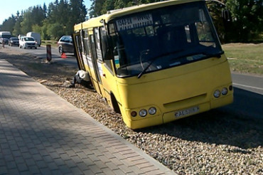 Автобус с пассажирами съехал в кювет недостроенной дороги по ул. Тюленина в Колодищах