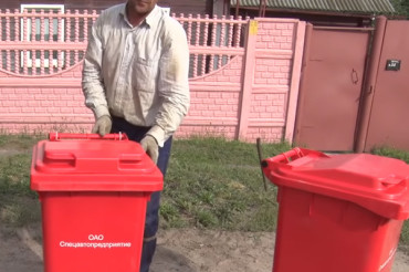 ​Эстетичнее чем в Колодищах: в частном секторе Бобруйска бесплатно выдают контейнеры для сбора мусора