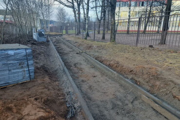 От Колодищанской школы начали прокладывать пешеходную дорожку к многоквартирным домам