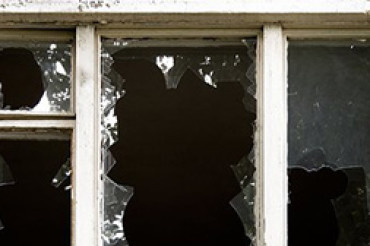 Уборщица из "хулиганских побуждений" разбила стекла в Колодищанской школе