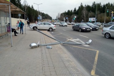 Возле рынка в Уручье сбитый машиной столб упал на пешехода