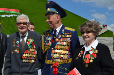 Колодищанские ветераны посетили «Курган Славы», где их лично поздравил губернатор, а телеканал «Беларусь 1» взял интервью