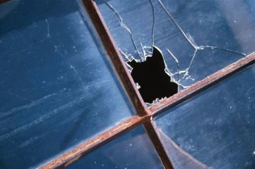 Подростки 14 и 13 лет разбили окна в здании ООО в Колодищах. Возбуждено уголовное дело