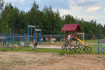 Жители своими силами строят большую спортивную площадку на Полигоне. Фото