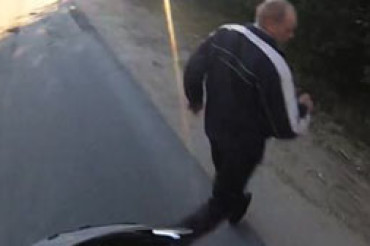 Видео: пьяный мужчина едва не попал под колеса скутера, а затем лег спать на обочине