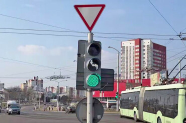 В Минске появились светофоры, предупреждающие о пересечении движения с автомобилями и пешеходами