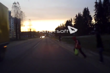 В Колодищах внезапно выбежавшего на дорогу школьника сбил автомобиль: видео с авторегистратора  