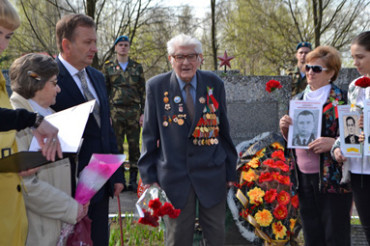 Ко дню Великой Победы на мемориале в Колодищах прошло возложение венков