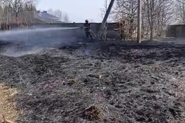 В Юхновке загорелась сухая растительность возле жилых домов. Пожар ликвидировали сотрудники МЧС