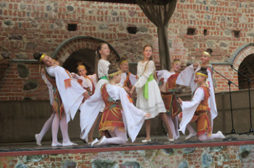 Артисты Колодищанского ДК выступили на концерте ко Дню Независимости в Мирском замке