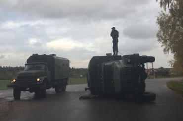 На дороге в Глебковичах военный грузовик завалился на бок