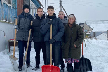 Учащиеся Колодищанской школы помогли в уборке снега одиноко проживающей пенсионерке