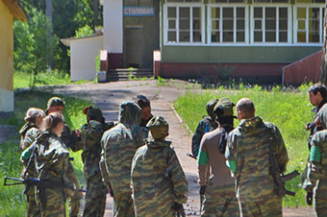 Страйкбольные игры проходят по выходным на территории заброшенного лагеря в  Юхновке Колодищанского сельсовета