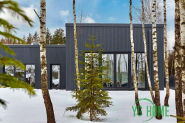 У леса в Колодищах продают черный дом с ярким интерьером. Как устроен, что внутри и сколько стоит?