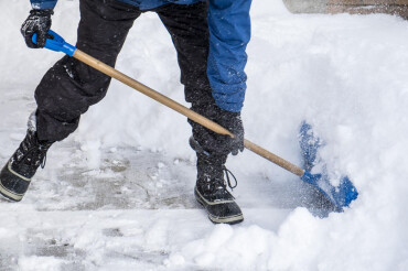 Горячая линия для одиноко проживающих пожилых граждан по оказанию помощи в уборке снега