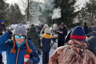 Жители Колодищ организовали праздник возле ледового катка