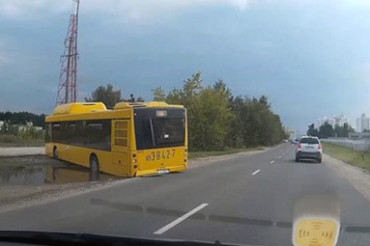 Колодищанский автобус №306 застрял в луже объезжая ДТП