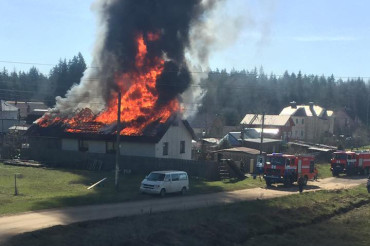 Жители просят помощи для многодетной семьи чей дом сгорел при пожаре