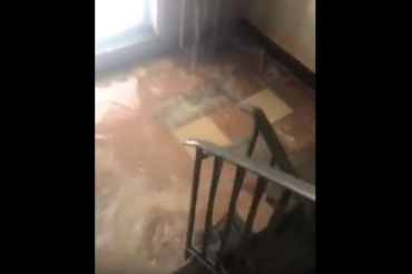 Видео: в Военном городке в Колодищах затопило 5 этажей жилого дома