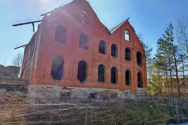 В Колодищах снесли заброшенный недострой из 90-х. Участок выставят на аукцион