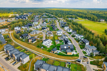 Какие магазины и услуги уже работают в Зелёной гавани показали на видео