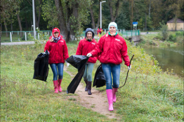 5 октября в Юхновке прошла акция по уборке территории вокруг озера