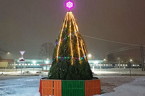 Как выглядит новогодняя ёлка в центре аг. Колодищи. Фото и видео