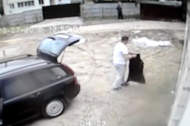 Мужчина на Volvo выбросил мешок мусора в центре поселка. Видео с камеры наблюдения