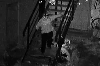 Ночью неизвестный воровал имущество со двора жилого дома и попал на запись видеонаблюдения