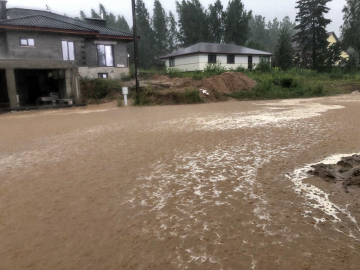 Во время дождя улица Беловежская в Колодищах становится похожа на небольшую речку. Фото и видео