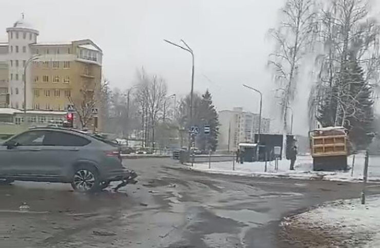 МАЗ столкнулся с легковым автомобилем на перекрестке в Колодищах: видео последствий
