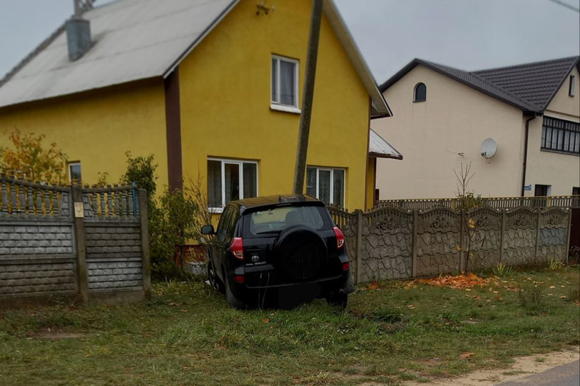 В Колодищах по улице Узлесная автомобиль врезался в столб и забор участка