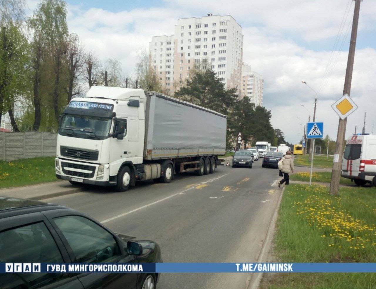 На улице Основателей произошло ДТП с участием фуры и пешехода