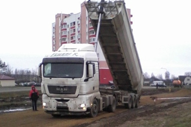 За средства ЗАО Ардис и Белсветоимпорт в очередной раз подсыпали и разровняли дорогу к ТЦ и жилым домам