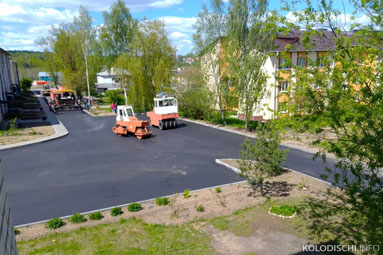 К многоквартирным домам на ул. Чкалова в Колодищах уложили асфальт