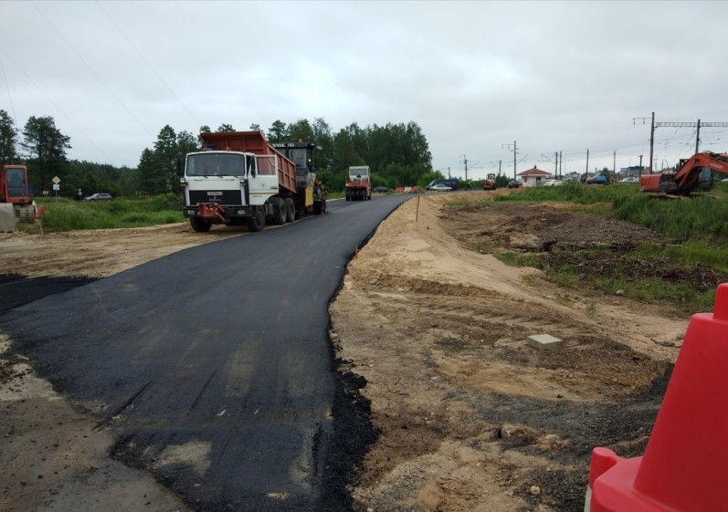 К ЖД переезду в Колодищах асфальтируют временную дорогу